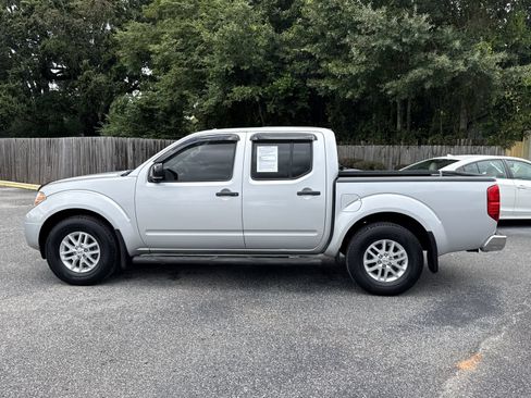 Used 2018 Nissan Frontier SV RWD image 2