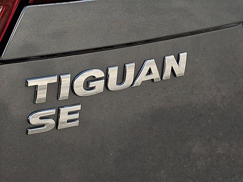 Used 2018 Volkswagen Tiguan SE w/ Panoramic Sunroof Package image 30