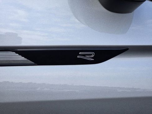 Used 2022 Volkswagen Tiguan SE R-Line FWD image 10