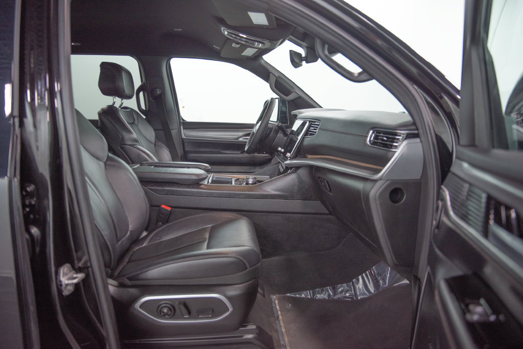 Used 2025 Jeep Wagoneer Series II w/ 8-Passenger Seating Package AWD/4WD image 19
