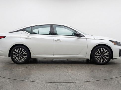 Used 2025 Nissan Altima 2.5 SV FWD image 11