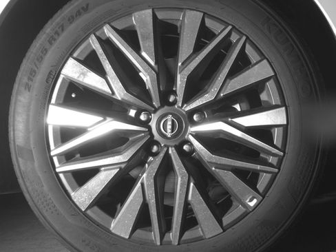 Used 2025 Nissan Altima 2.5 SV FWD image 16