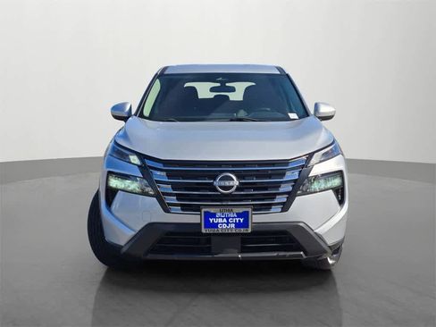 Used 2024 Nissan Rogue SV image 2