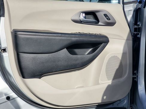 Used 2024 Chrysler Pacifica Touring-L image 12