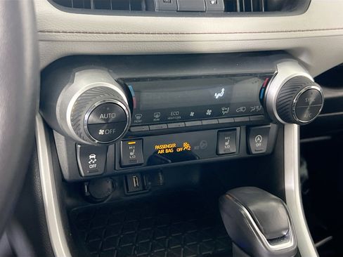 Used 2021 Toyota RAV4 XLE Premium image 15