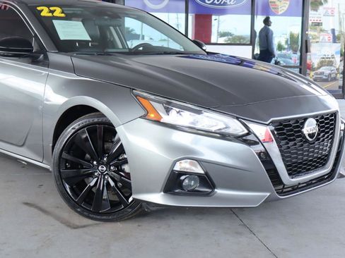 Used 2022 Nissan Altima 2.5 SR w/ Midnight Edition Package FWD image 2
