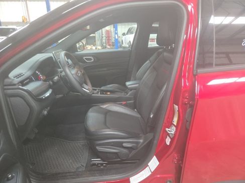 Used 2025 Jeep Compass Trailhawk AWD/4WD image 3