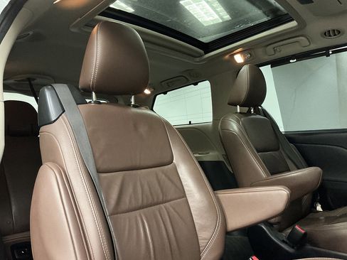 Used 2018 Toyota Sienna Limited Premium w/ Protection Package FWD image 37
