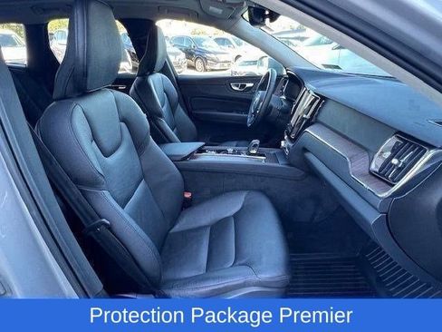 Used 2022 Volvo XC60 B5 Momentum w/ Protection Package Premier image 19
