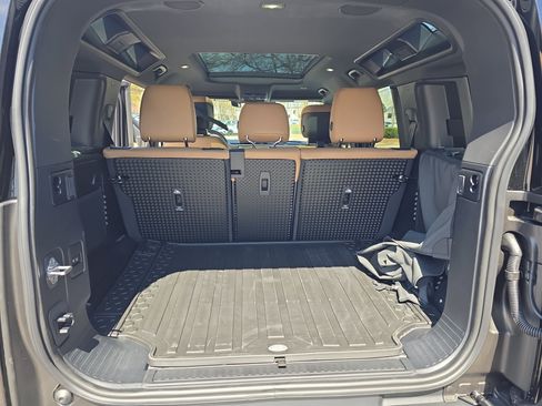 New 2026 Land Rover Defender 110 X-Dynamic SE image 12