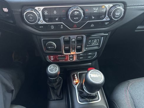 Used 2024 Jeep Gladiator Rubicon w/ Technology Group image 18