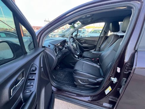 Used 2021 Chevrolet Trax LT AWD/4WD image 16
