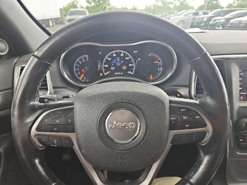 Used 2018 Jeep Grand Cherokee Laredo AWD/4WD image 17