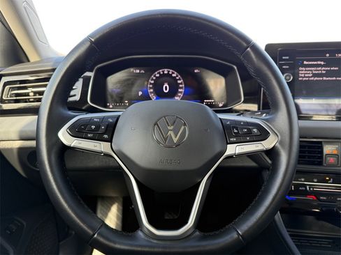 Used 2025 Volkswagen Jetta SE image 12