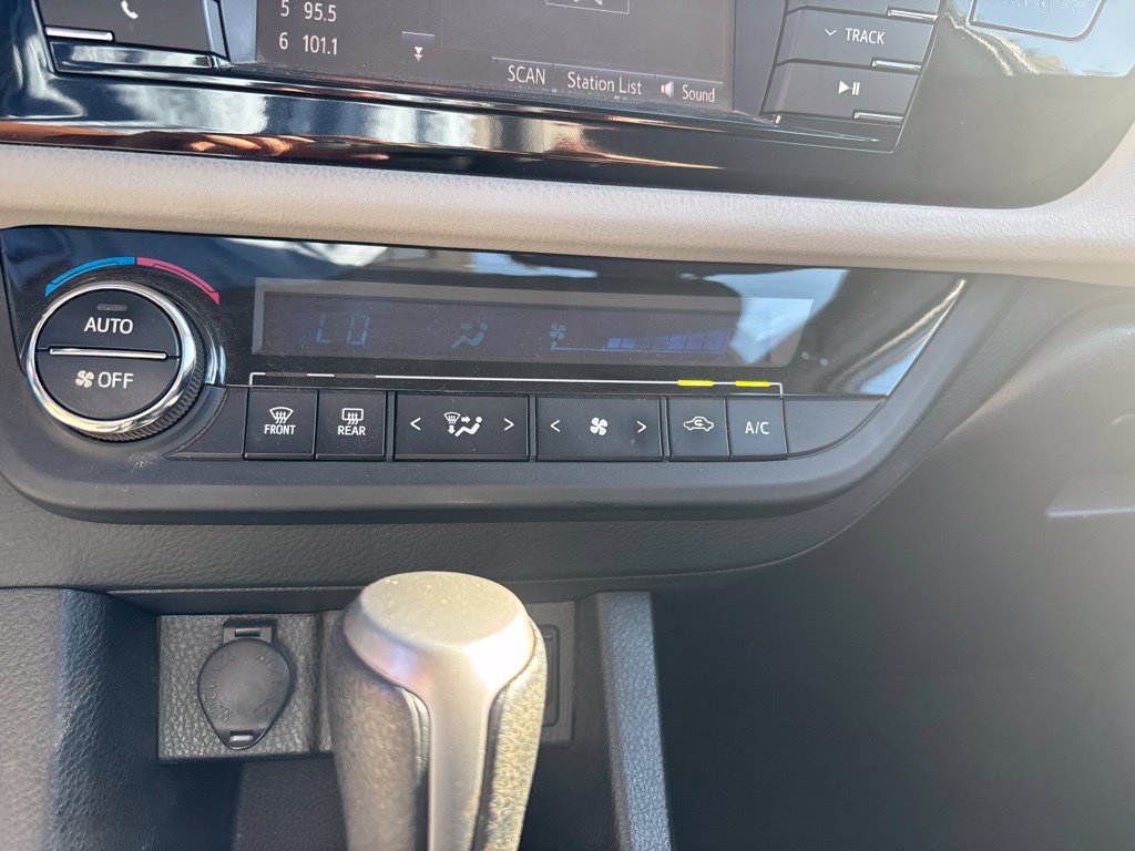 Used 2014 Toyota Corolla LE FWD image 23