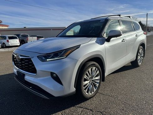 Used 2023 Toyota Highlander Platinum image 11