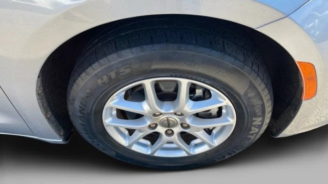 Used 2021 Chrysler Pacifica Touring-L FWD image 21