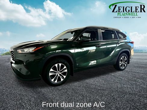 Used 2024 Toyota Highlander XLE AWD/4WD image 2