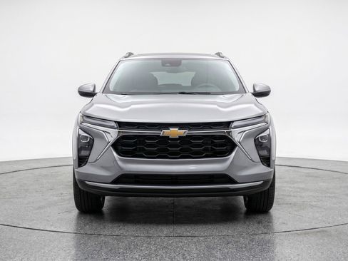 Used 2025 Chevrolet Trax LT FWD image 2