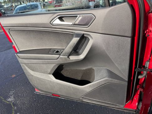 Used 2018 Volkswagen Tiguan SE image 25