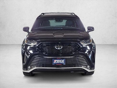 Used 2024 Toyota Highlander XSE FWD image 2