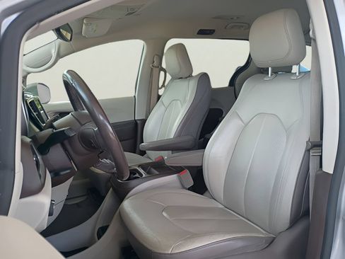 Used 2018 Chrysler Pacifica Touring-L FWD image 18