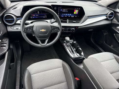 Used 2025 Chevrolet Trax LT FWD image 18