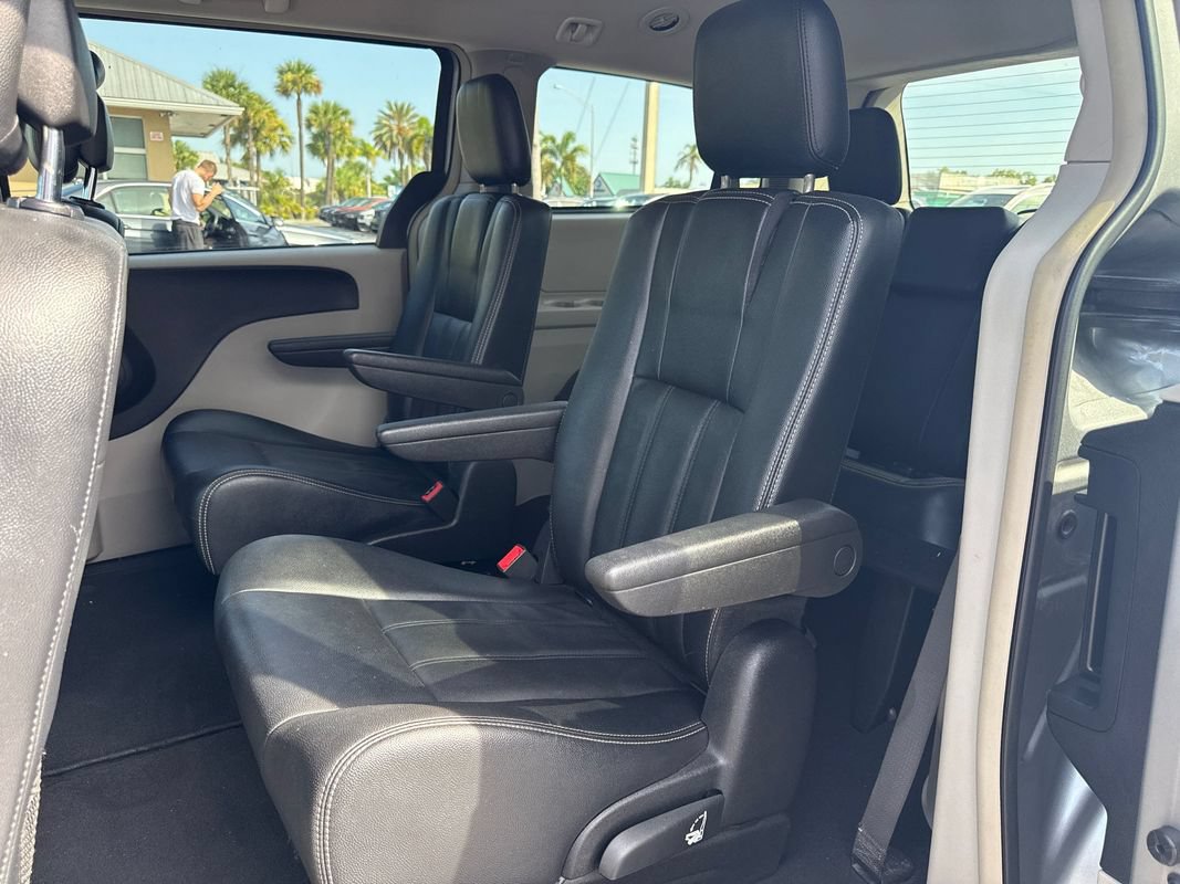 Used 2016 Chrysler Town & Country Touring FWD image 11