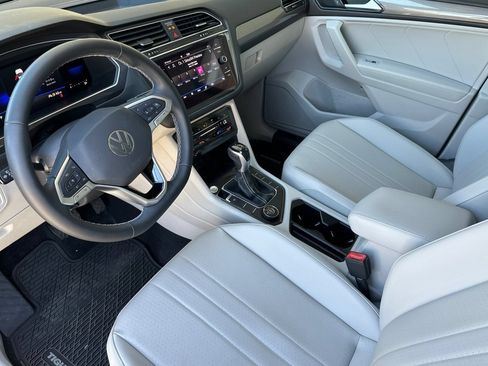 Used 2022 Volkswagen Tiguan SE w/ Panoramic Sunroof Package AWD/4WD image 10