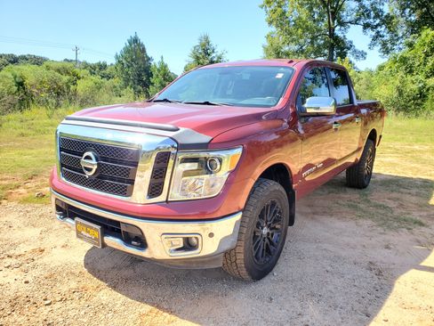 Used 2018 Nissan Titan SL image 2