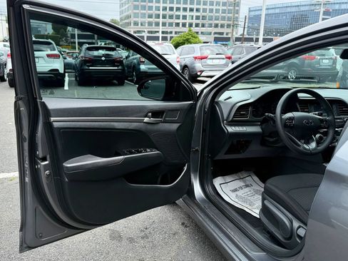 Used 2019 Hyundai Elantra SE w/ Cargo Package FWD image 9
