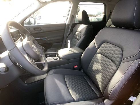 New 2025 Nissan Pathfinder SV image 14