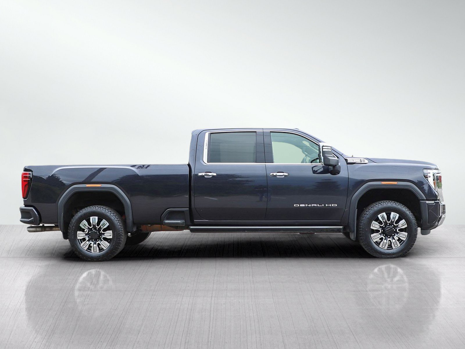 Used 2024 GMC Sierra 3500 Denali w/ Technology Package AWD/4WD image 6