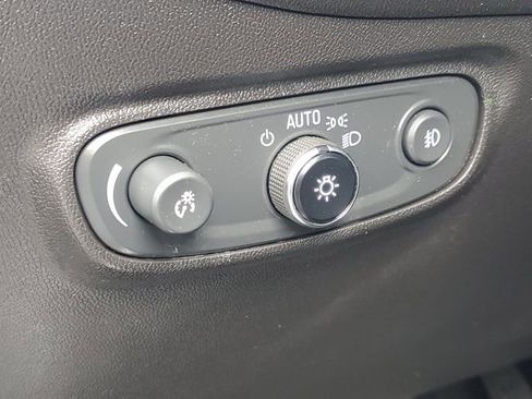 Used 2023 Chevrolet Equinox Premier image 11