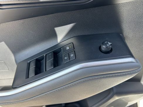 Used 2021 Toyota Highlander LE FWD image 29