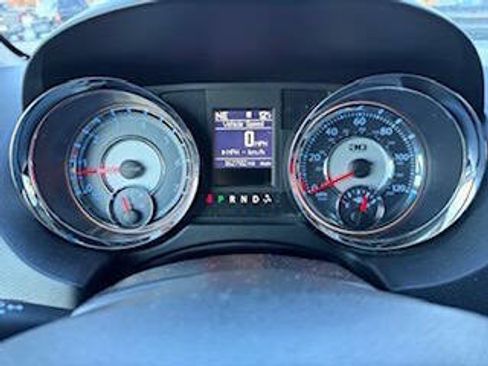 Used 2014 Chrysler Town & Country Touring-L image 7