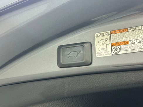 Used 2017 Toyota RAV4 SE image 42