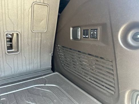 Used 2023 GMC Yukon SLT w/ SLT Premium Package RWD image 13
