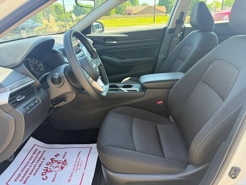 Used 2025 Nissan Altima 2.5 SV FWD image 9