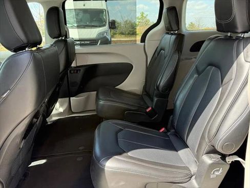 Certified 2023 Chrysler Pacifica Touring-L FWD image 11