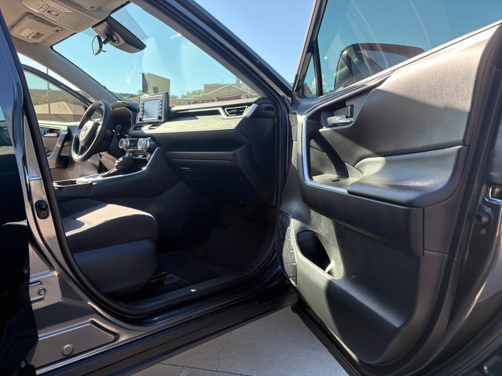Used 2021 Toyota RAV4 XLE AWD/4WD image 9