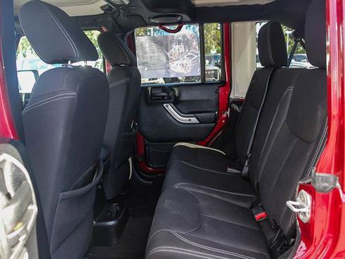 Used 2013 Jeep Wrangler Unlimited Sahara image 19