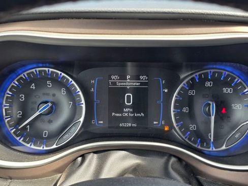 Used 2019 Chrysler Pacifica Touring-L FWD image 13