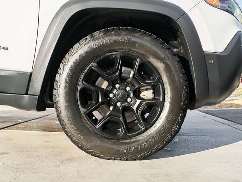 Used 2019 Jeep Cherokee Trailhawk image 13