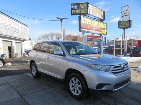 Used 2012 Toyota Highlander Base 4dr SUV (2.7L l4) image 3