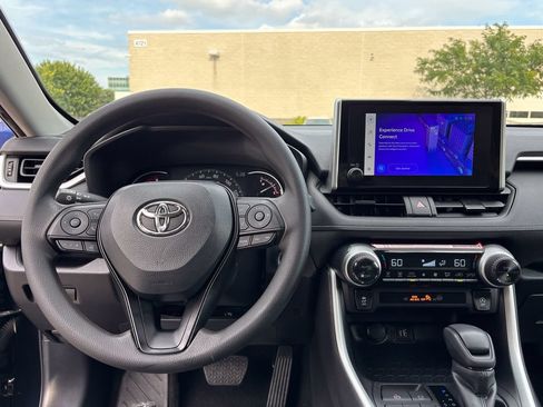 Used 2025 Toyota RAV4 XLE AWD/4WD image 21