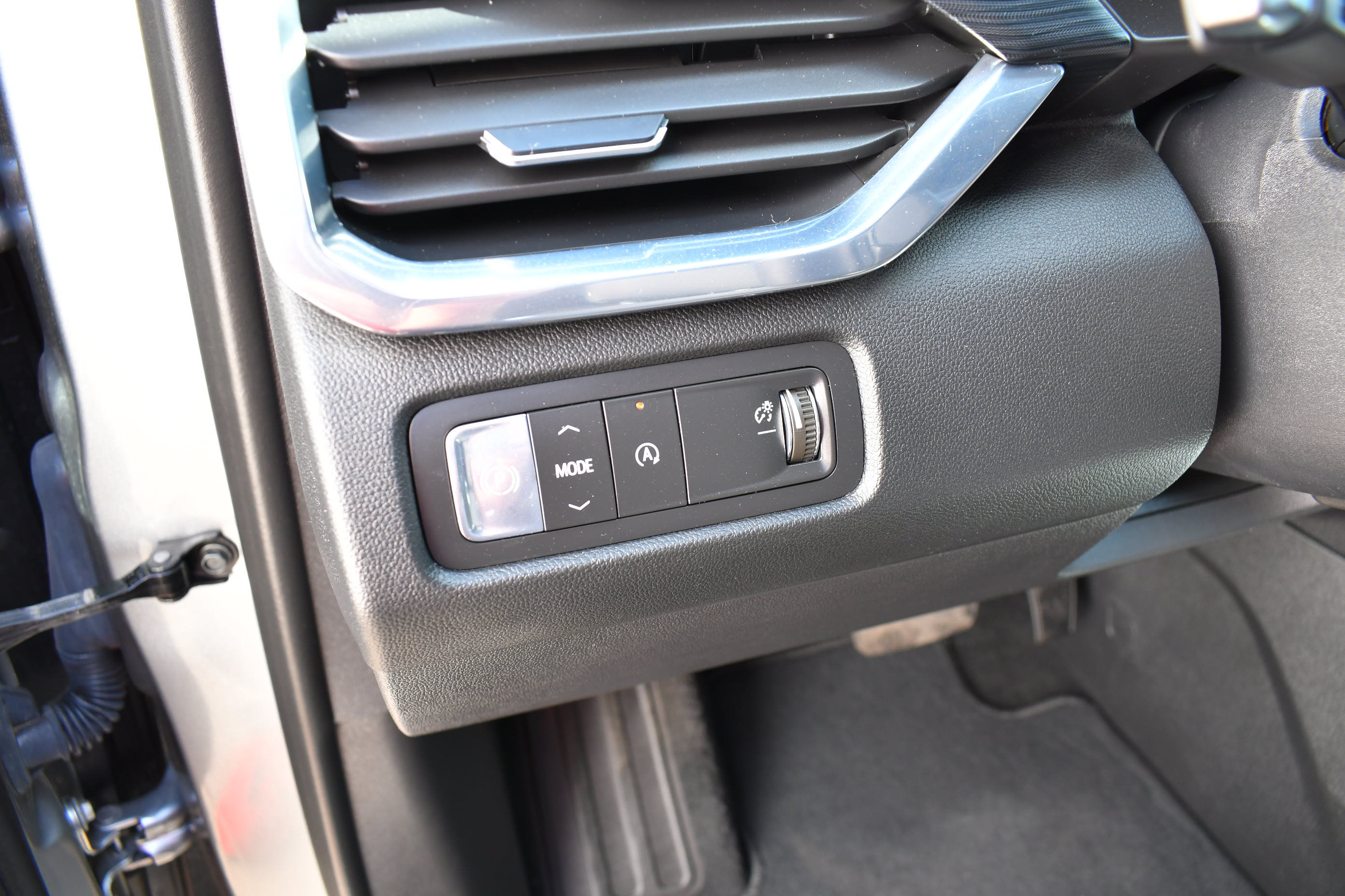 Used 2026 GMC Acadia Elevation w/ Elevation Premium Package FWD image 12