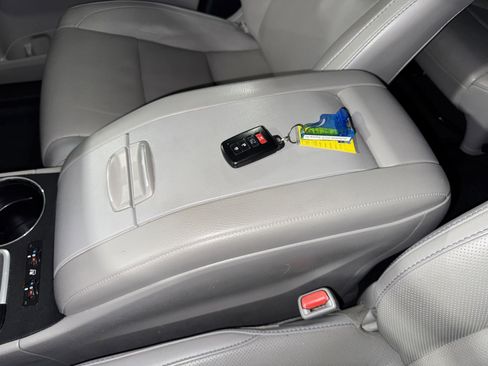 Used 2019 Toyota Highlander Limited w/ Phone Cable & Charge Package image 30