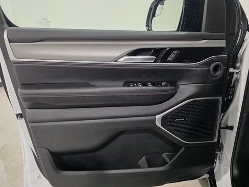 New 2025 Jeep Wagoneer L Series II w/ Convenience Group I AWD/4WD image 18