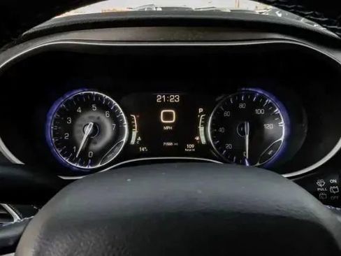 Used 2021 Chrysler Pacifica Touring-L image 21